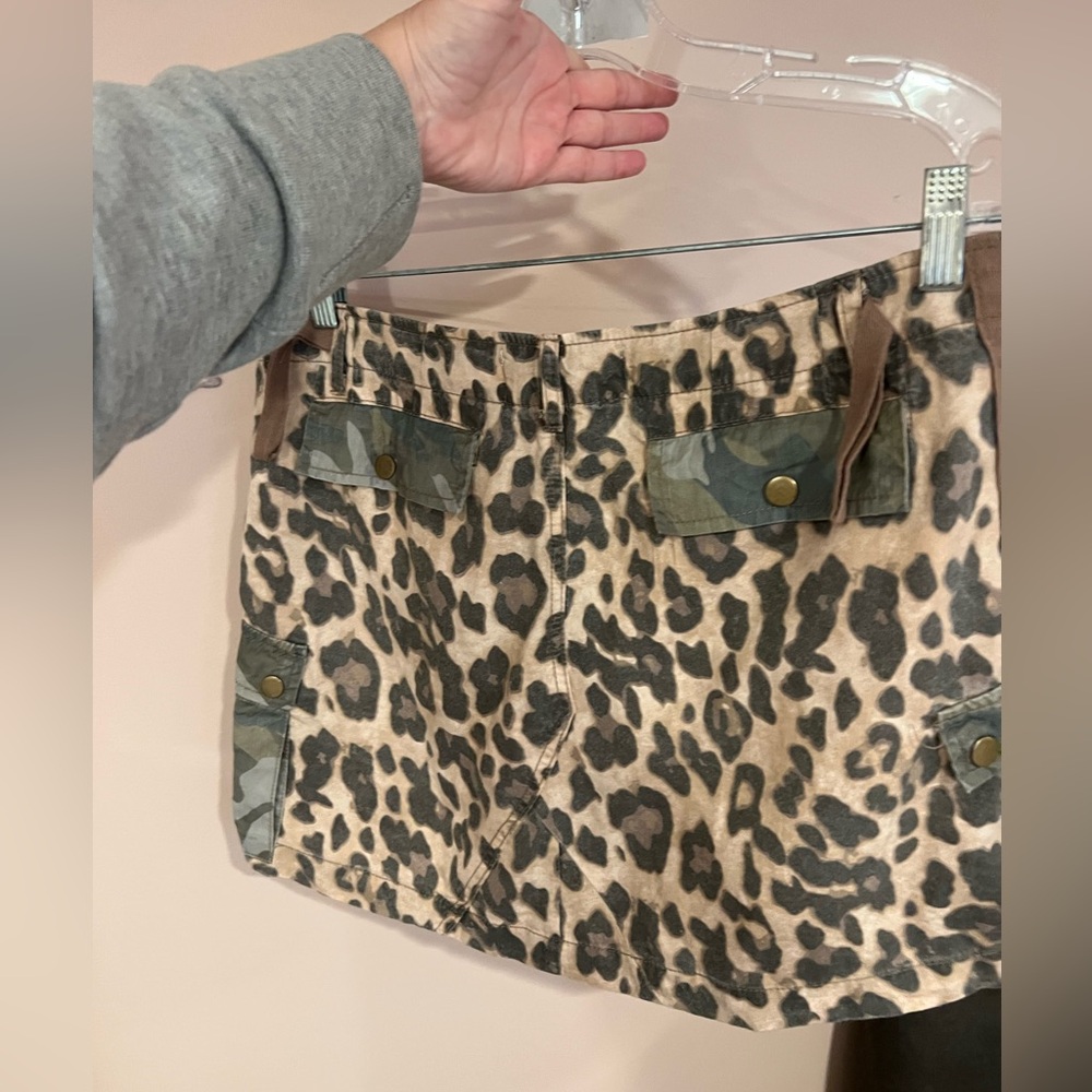 Vintage Havana Leopard Print Mini Skirt with Camouflage Pockets - Picture 3 of 3